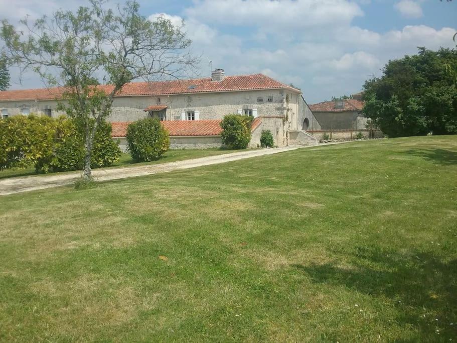Maison Charentaise A La Campagne Becheresse Zewnętrze zdjęcie