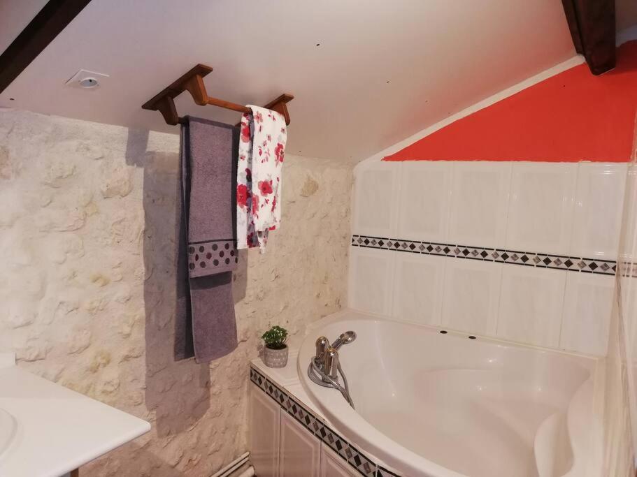 Maison Charentaise A La Campagne Becheresse Zewnętrze zdjęcie