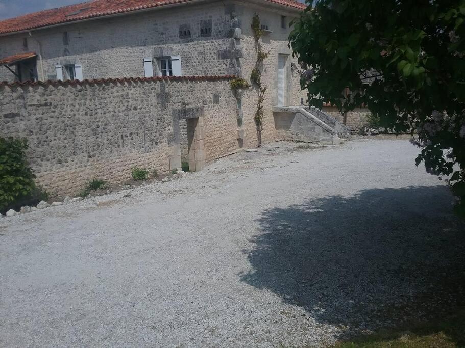 Maison Charentaise A La Campagne Becheresse Zewnętrze zdjęcie
